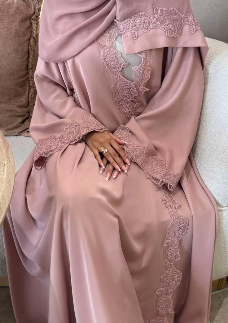 Abaya Pétale rose pastel avec détails en dentelle, longue robe fluide coupe loose fit très féminine.