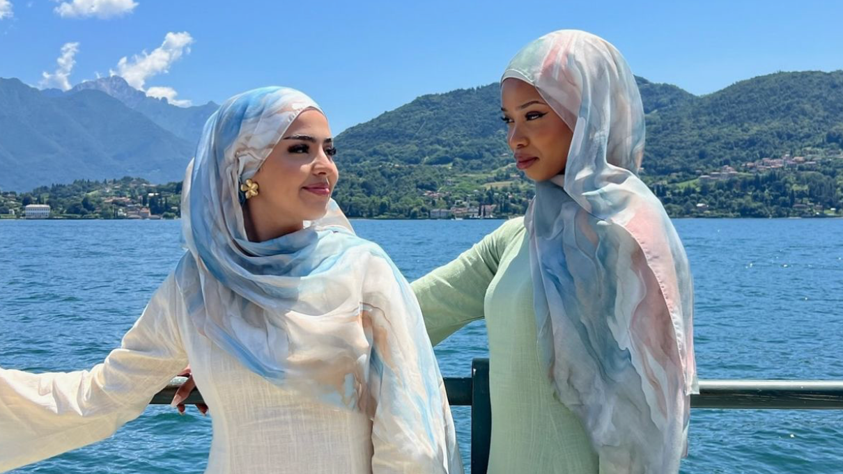 Abaya Solaire jaune pastel et Abaya Sauge vert pastel de Hinari Couture avec dentelle, robes longues fluides coupe oversize et loose fit, tenues élégantes pour femme en mode modeste avec hijabs en soie.